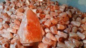 Infographic showing key challenges and solutions in Himalayan salt lamp wholesale operations