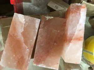 Broken Himalayan salt blocks in damaged export packaging, highlighting B2B shipping risks and high return rates.