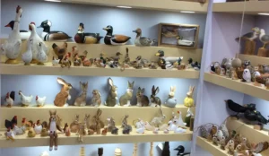 Wholesale hand-carved wooden animal decor and bird collectibles displayed on retail shelves for 2026 home decor trends